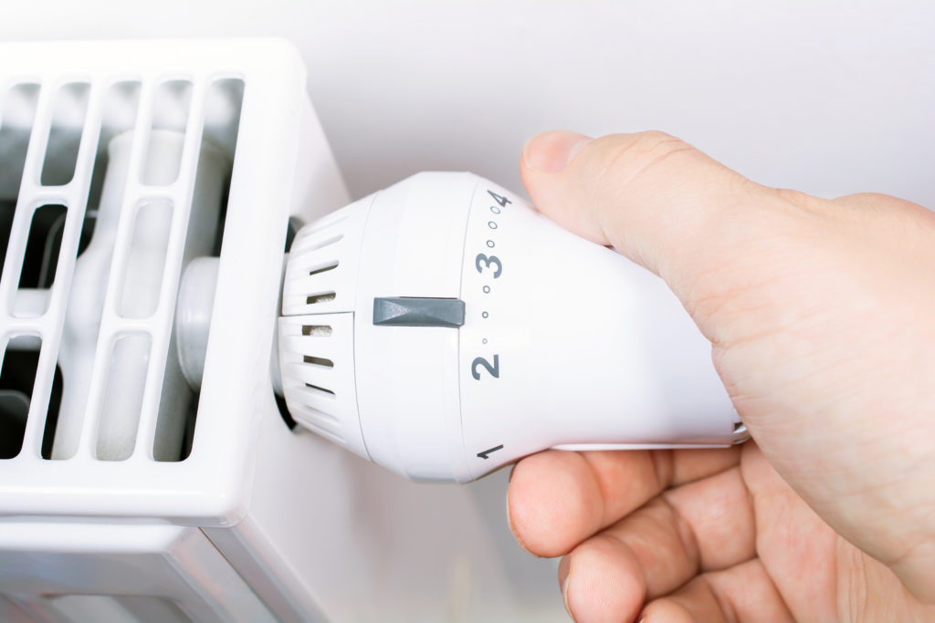Az okos termosztátot nem kell kézzel állítani, automatikusan tartja a megadott hőmérsékletet.